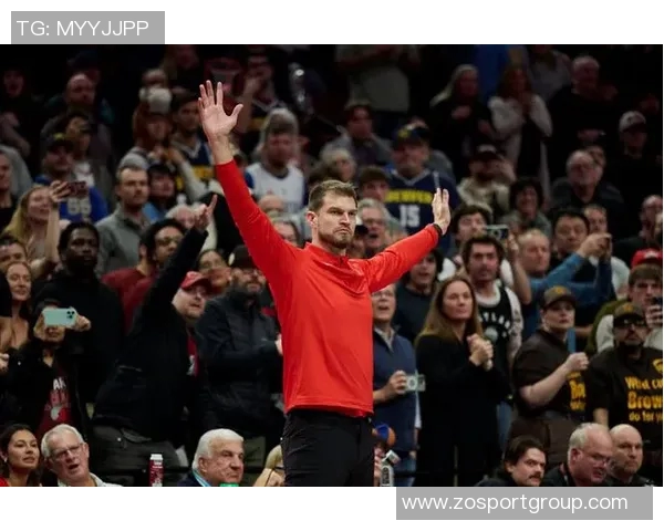 开拓者官方分享凯勒布乐福离开球馆时携篮球的温馨瞬间